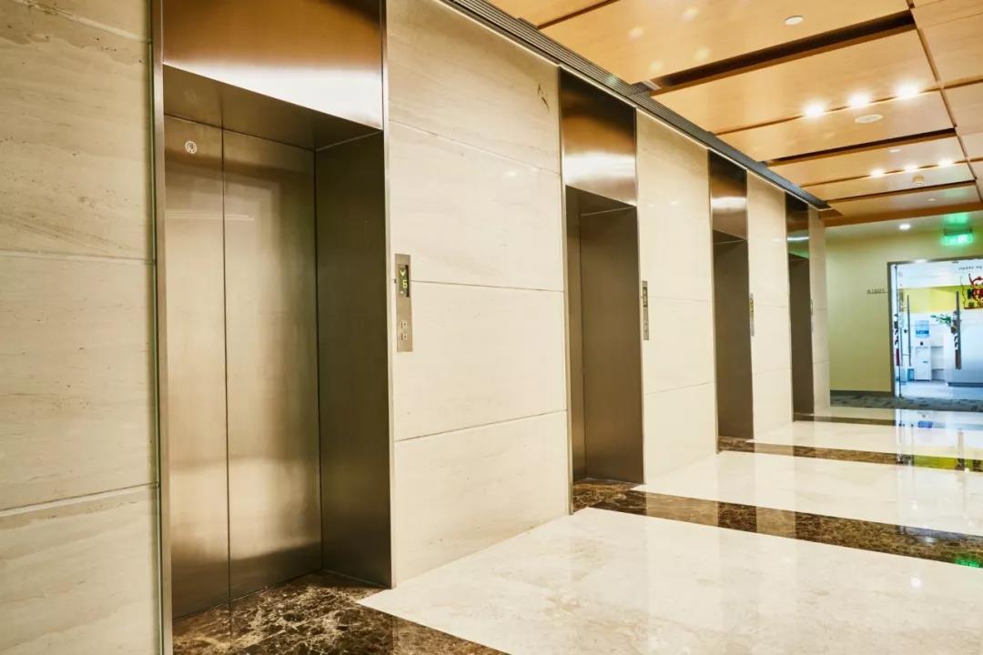 电梯制造资质办理公司：乘坐电梯需要注意些什么？
